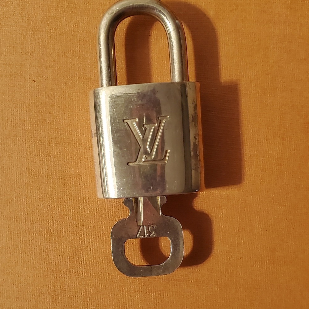 Auth Louis Vuitton Lock & Key Set - Picture 2 of 3